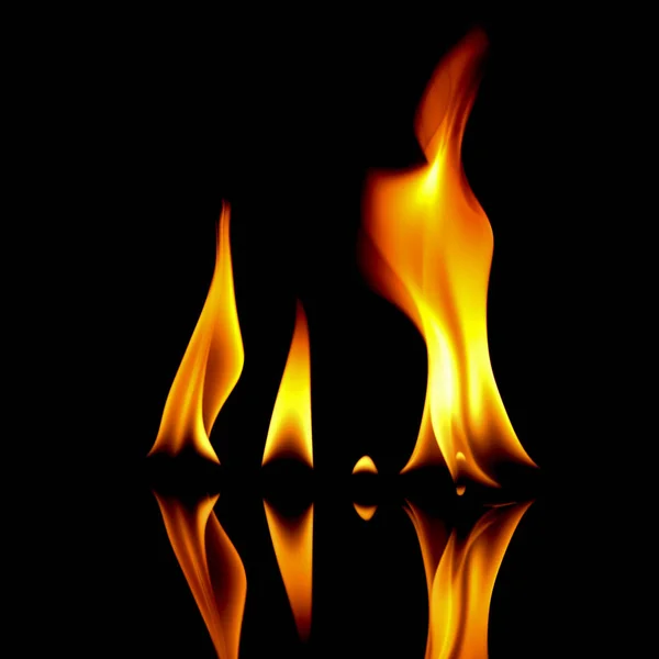 Sehr heißes Feuer abstrakten Hintergrund. Feuer auf schwarzem Hintergrund. — Stockfoto