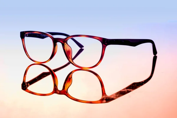 Vintage Brille auf hellem Hintergrund. Modekonzept — Stockfoto