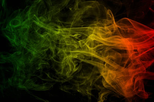 Абстрактні фонові криві диму та кольори хвиль реггі зелений, жовтий, червоний кольори в прапорі музики реггі — стокове фото