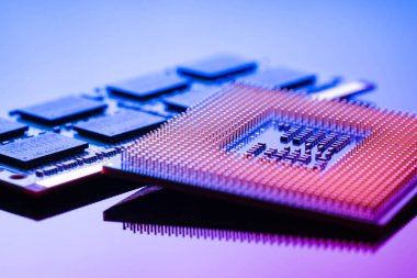 teknoloji siber elektronik kavramı. CPU ram bilgisayarda mavi li