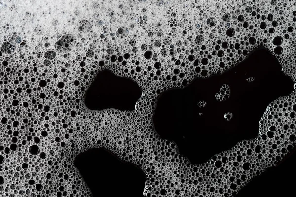 Fond abstrait texture de mousse savonneuse blanche. Shampooing mousse avec — Photo