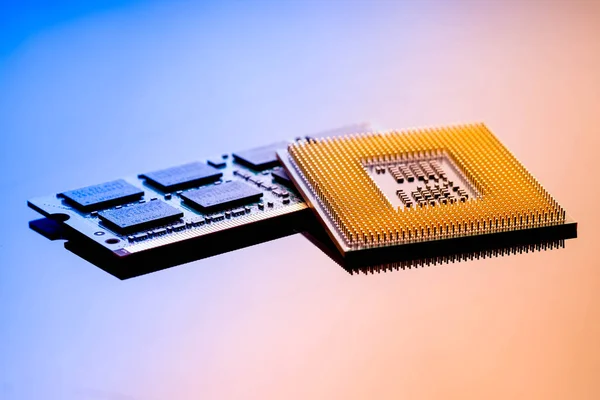 Tecnología ciberelectrónica concepto. ordenador ram cpu en azul li —  Fotos de Stock