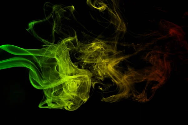 Fondo abstracto humo curvas y colores onda reggae verde, amarillo, rojo de color en la bandera de la música reggae —  Fotos de Stock