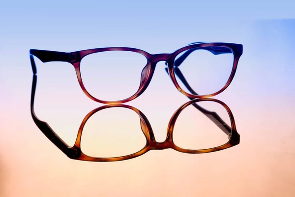 Vintage Brille auf hellem Hintergrund. Modekonzept — Stockfoto