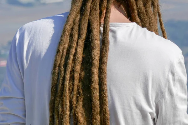 Dreadlocks saç modeli bir adam. Saç dreadlocks reggae stile — Stok fotoğraf