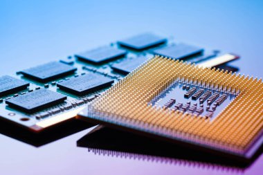 teknoloji siber elektronik kavramı. CPU ram bilgisayarda mavi li