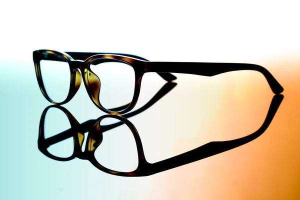 Óculos vintage no fundo claro. conceito de moda traje — Fotografia de Stock