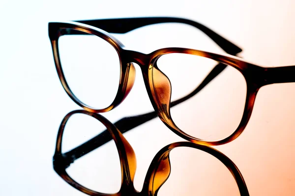 Vintage szemüveg-ra könnyű háttér. ruha divat fogalma — Stock Fotó