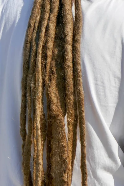 Dredy fryzury człowieka. Włosy dredy reggae stile — Zdjęcie stockowe