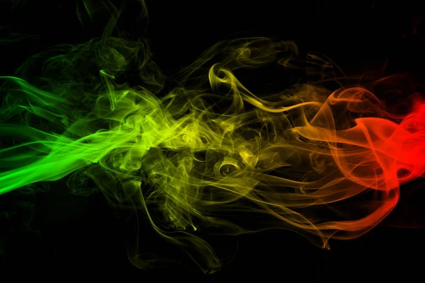 Abstraites courbes de fumée de fond et vagues reggae couleurs vert, jaune, rouge coloré dans le drapeau de la musique reggae — Photo