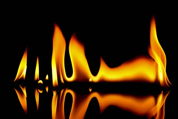 매우 뜨거운 불 추상적인 배경입니다. 검은 바탕에 불. — 스톡 사진