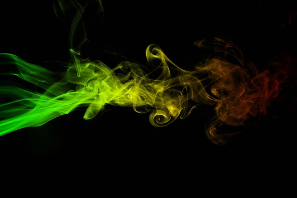 Abstrakter Hintergrund Rauchkurven und Welle Reggae-Farben grün, gelb, rot gefärbt in Flagge der Reggae-Musik — Stockfoto