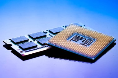 teknoloji siber elektronik kavramı. CPU ram bilgisayarda mavi li