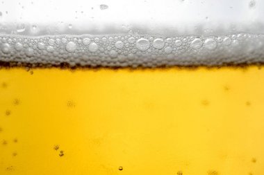 Arka plan için cam köpüklü bira dolduruyorum. 