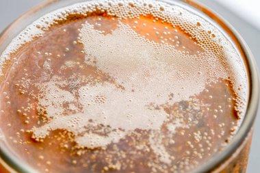 Arka plan için cam köpüklü bira dolduruyorum. 