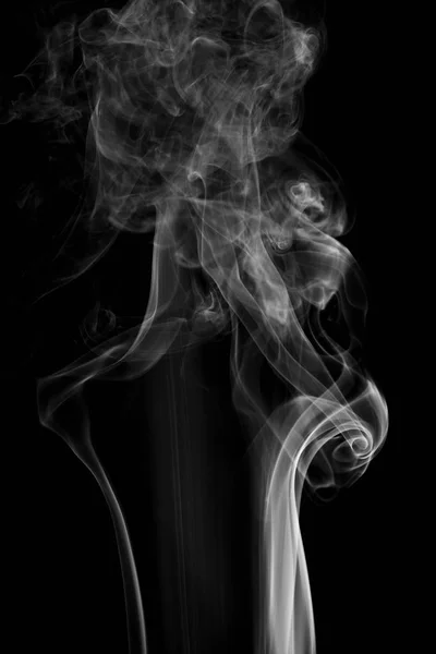 Abstraites courbes de fumée de fond et vague sur fond noir — Photo