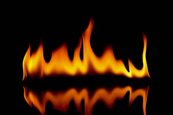 Sfondo astratto fuoco molto caldo. fuoco sullo sfondo nero . — Foto Stock