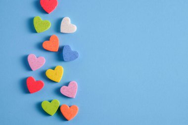 Düz mavi arka plan ile küçük kalp