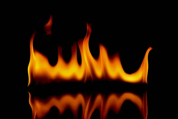 Sfondo astratto fuoco molto caldo. fuoco sullo sfondo nero . — Foto Stock