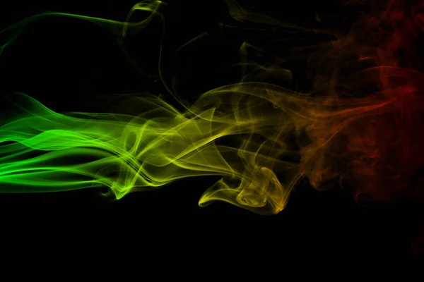 背景の煙曲線を抽象化し、レゲエ音楽の旗でレゲエ色の緑、黄、赤の色の波 — ストック写真