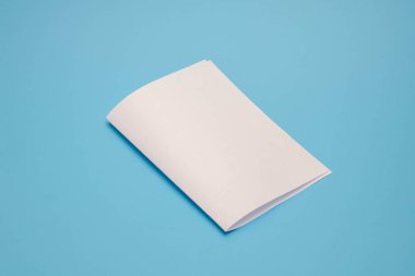 Şablon kat beyaz kağıt mavi arka plan üzerinde