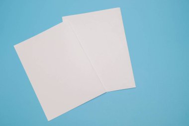 Şablon kat beyaz kağıt mavi arka plan üzerinde