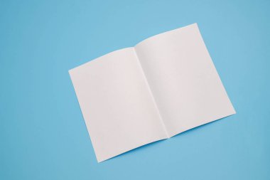 Şablon kat beyaz kağıt mavi arka plan üzerinde