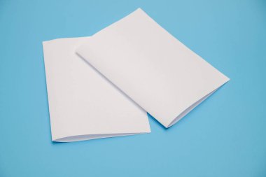 Şablon kat beyaz kağıt mavi arka plan üzerinde