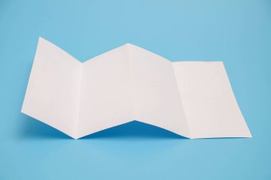 Şablon kat beyaz kağıt mavi arka plan üzerinde