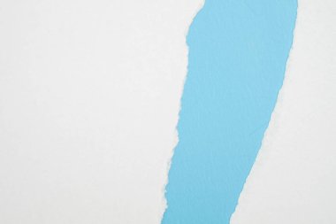 Beyaz yırtık kağıt ile mavi arka plan, tasarım için hazır