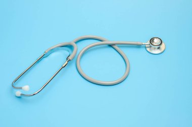 Stetoskop, mavi arka plan üzerinde Tıbbi alet