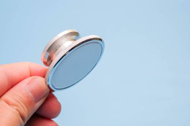 Stetoskop, mavi arka plan üzerinde Tıbbi alet