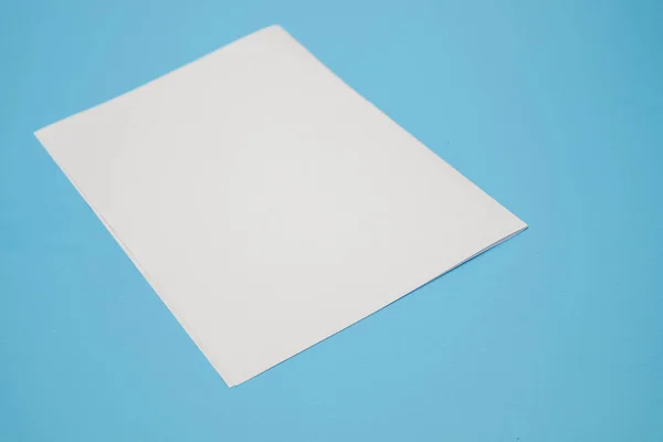 Şablon kat beyaz kağıt mavi arka plan üzerinde — Stok fotoğraf