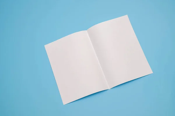 Šablony skládací bílá kniha o modrém pozadí — Stock fotografie