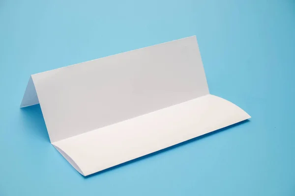 Şablon kat beyaz kağıt mavi arka plan üzerinde — Stok fotoğraf