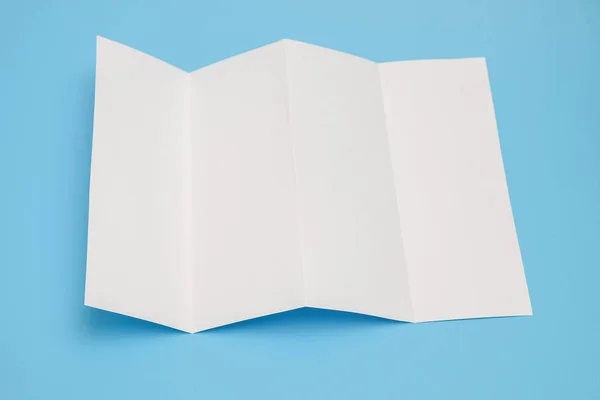 Šablony skládací bílá kniha o modrém pozadí — Stock fotografie