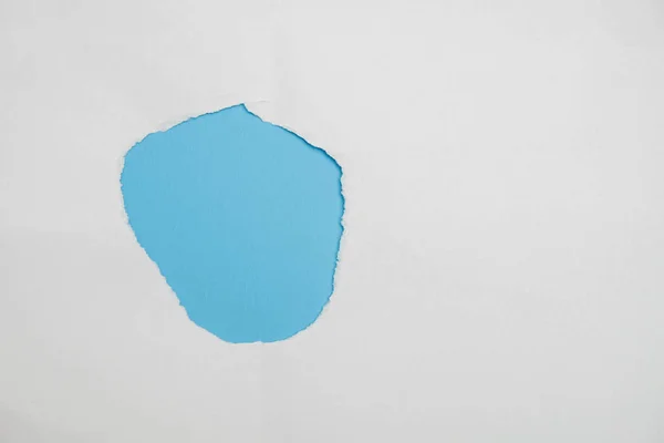 Білий рваний папір з синім фоном, готовий до дизайну — стокове фото