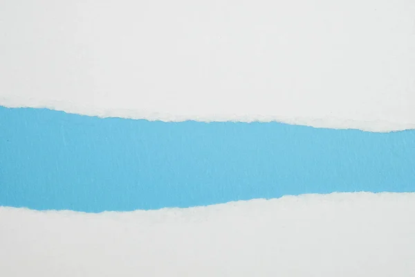 Papel desgarrado blanco con fondo azul, listo para el diseño — Foto de Stock