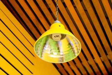 Sarı duvar zemin üzerine sarı lamba