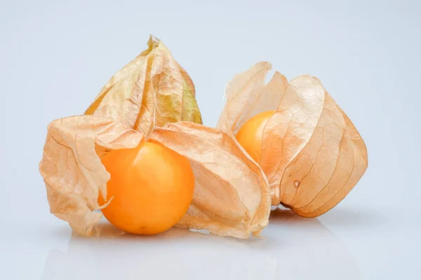 Fruta de groselha espinhosa do cabo, physalis isolada sobre fundo branco — Fotografia de Stock