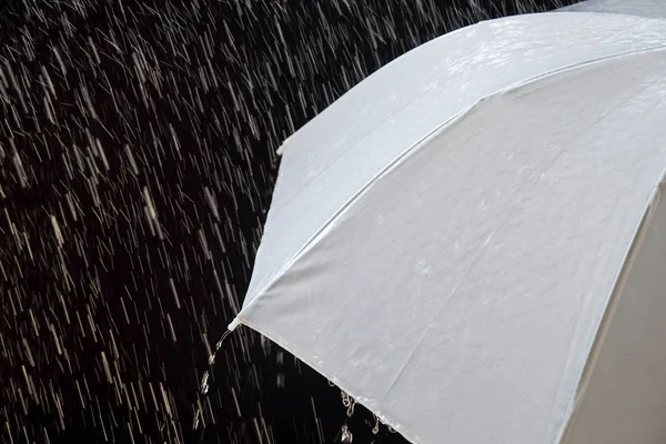 Guarda-chuva de proteção úmida em tempo tempestuoso com trovoada natural, em fundo preto , — Fotografia de Stock