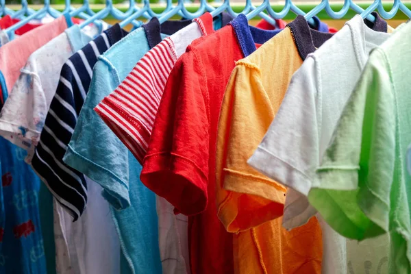 Suché barevné oblečení na slunci — Stock fotografie