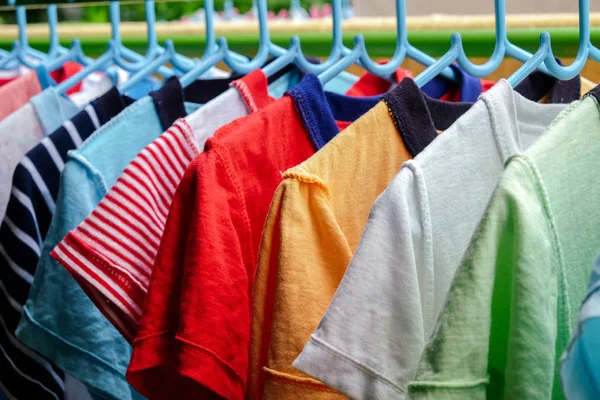 Suche kolorowe ubrania na słońcu — Zdjęcie stockowe