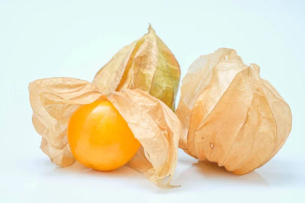 Fruto del grosellero del Cabo, physalis aislado sobre fondo blanco —  Fotos de Stock