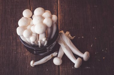 Mantar yemek pişirmek için ahşap masa ham madde üzerinde
