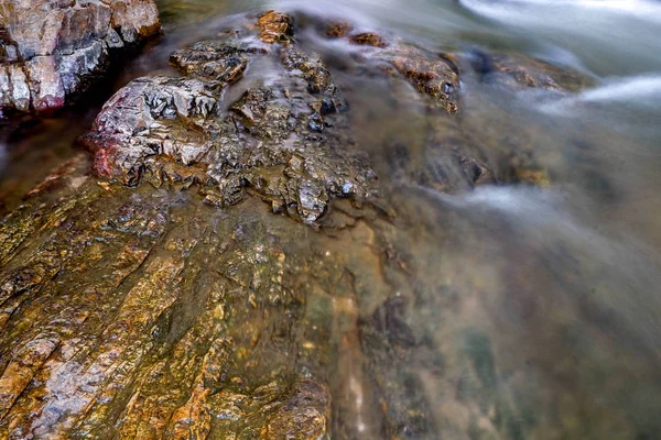 Creek stroomt over de rotsen — Stockfoto