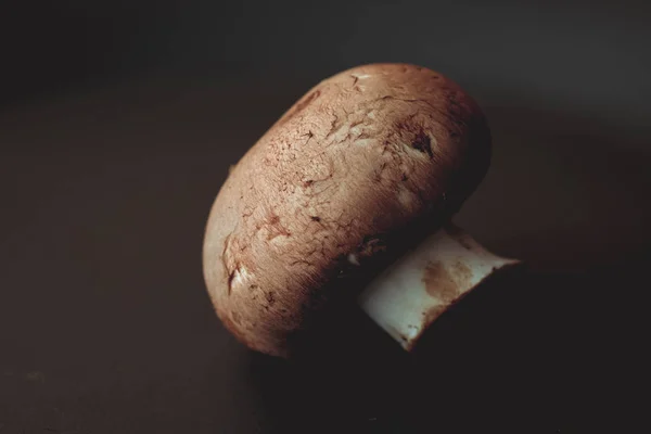 Paddestoelen op de houten tafel grondstoffen voor het koken — Stockfoto