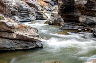 kayaların üzerinden akan dere
