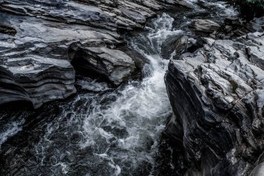 Koyu mavi şelale dalga su arka plan doku soyut