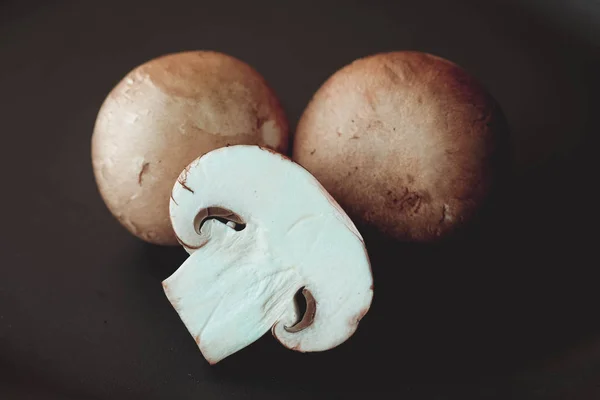 Funghi sulla tavola di legno materie prime per cucinare — Foto Stock